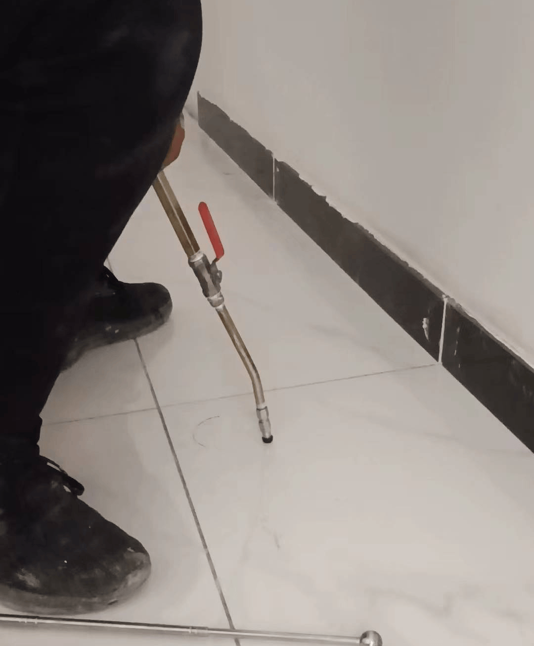 地瓷砖空鼓修补视频大全(地面瓷砖空鼓补救方法视频)